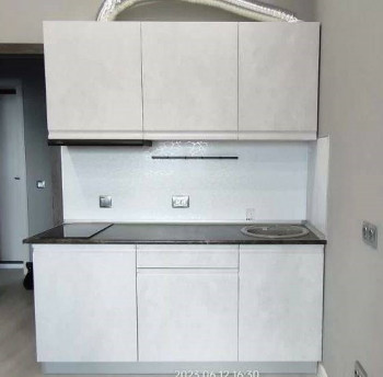Модульная кухня Бруклин 2.4 x 2 м (Бетон белый) в Емельяново - emelyanovo.mebel54.com | фото